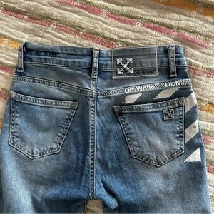 Off-White Skinny Jeans with Arrow Logo & Stripe Detail – Size 26